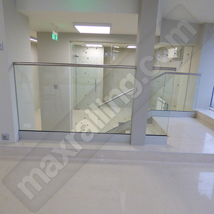 Кръгла иноксова ръкохватка монтирана върху стъклото.